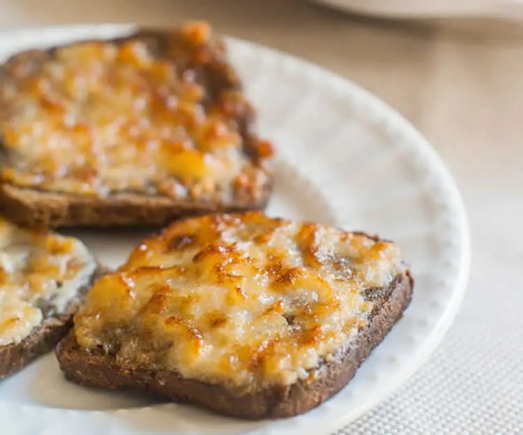 Apéro pain grillé au parmesan