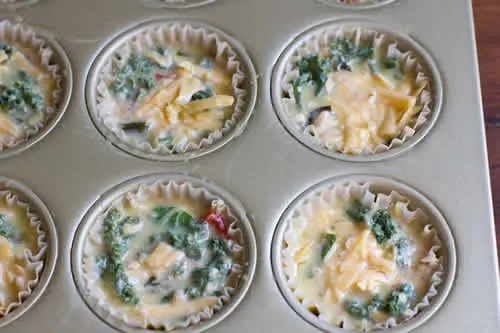 Muffins aux œufs avec poivrons et cheddar