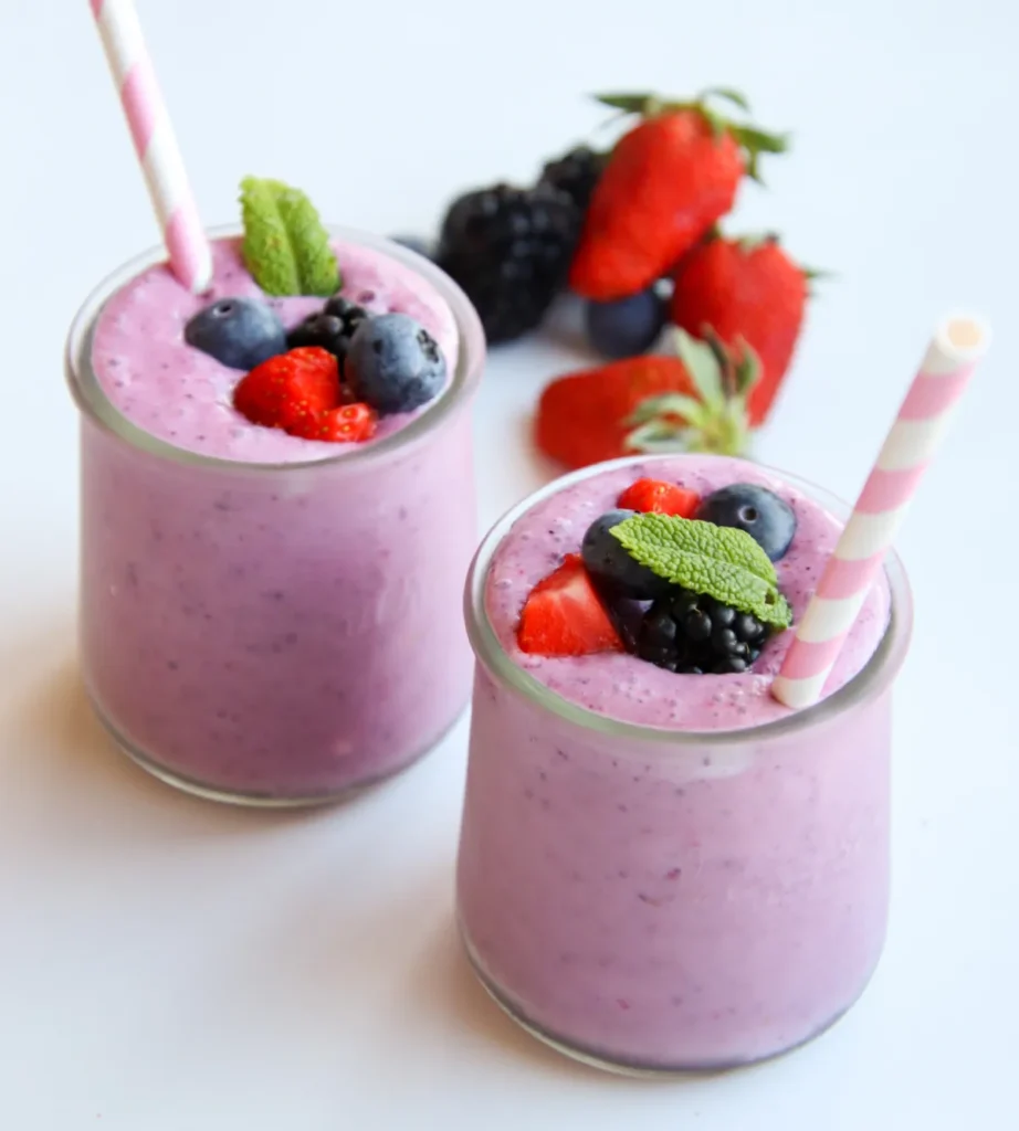 smoothie aux fruits rouges et myrtilles